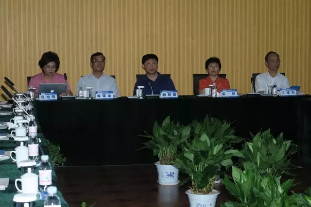 出席座谈会的领导听取张旭明董事长汇报