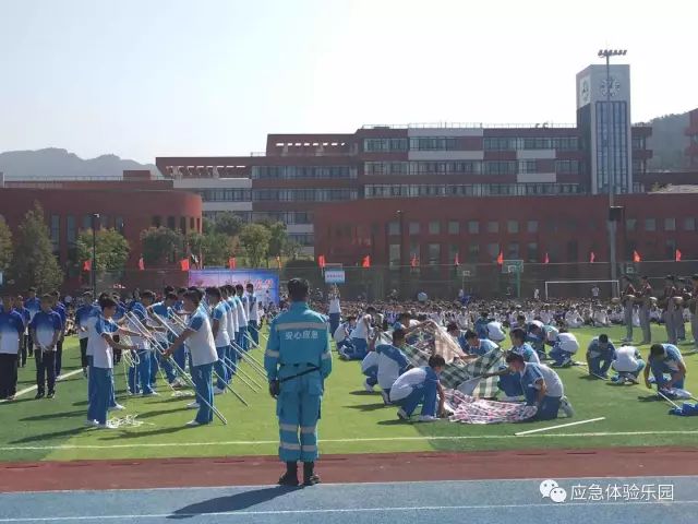 海丽应急体验培训中心组织的三种简易担架制作表演